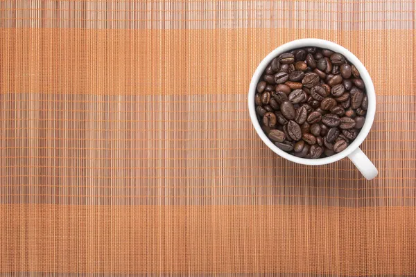 Grano de café en taza — Foto de Stock