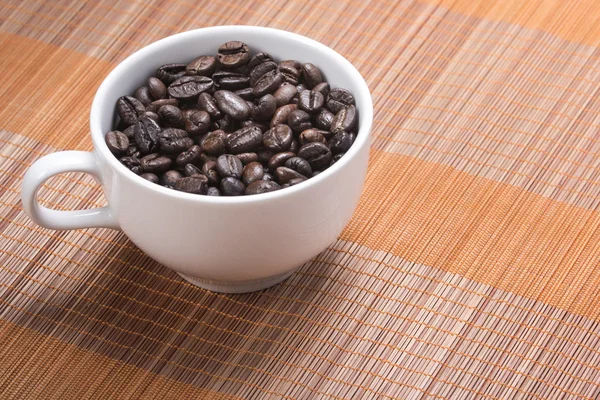Grain de café dans la tasse — Photo