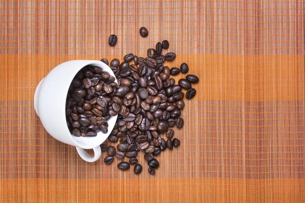 Café grains tasse renverser plus — Photo