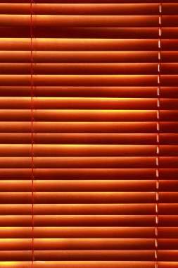 Dikey perdelerin arkasındaki güneş ışığı