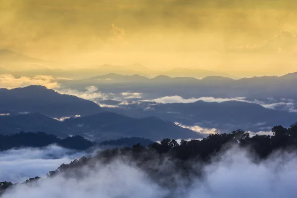 Paisaje montaña oro luz fondo — Foto de Stock