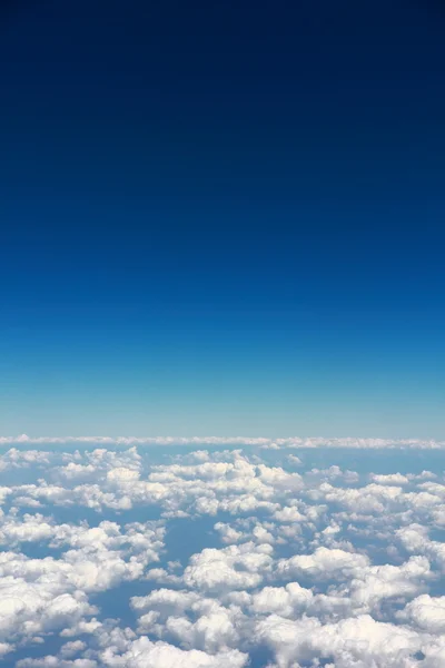 Boven wolk blauwe hemel achtergrond alleen — Stockfoto