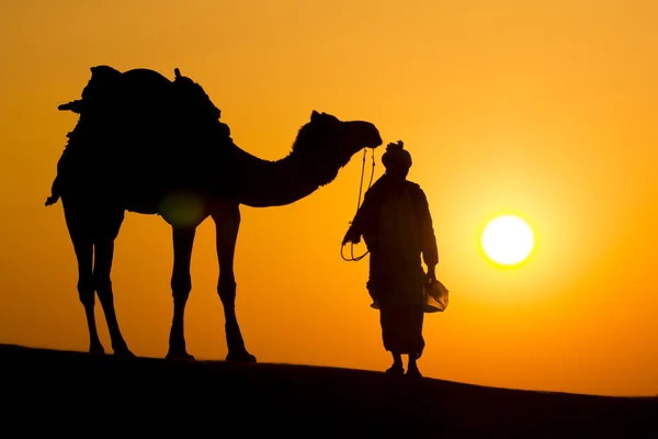 Un locale deserto cammina un cammello attraverso Thar Desert — Foto Stock