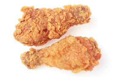 Beyaz arka planda kızarmış tavuk