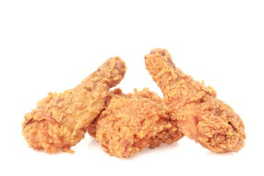 Beyaz arka planda kızarmış tavuk