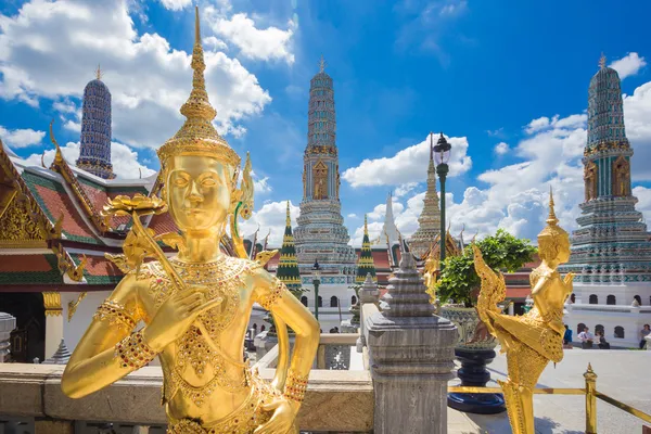 Bouddha sculpture Grand palais calles également Wat Phra Kaew à Bangk — Photo