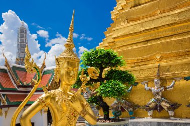 Buda heykeli Grand palace de calles Wat Phra Kaew Bangk içinde