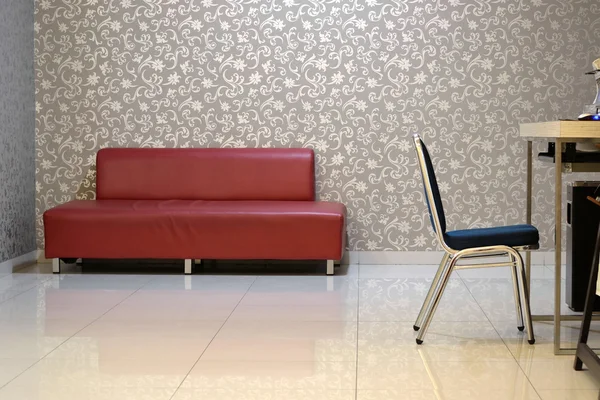 Sofá rojo y silla —  Fotos de Stock