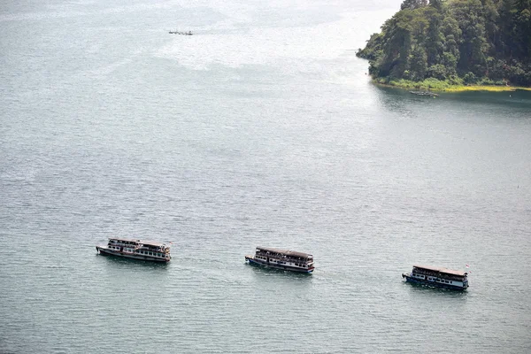 Barco de ferry en el lago toba —  Fotos de Stock