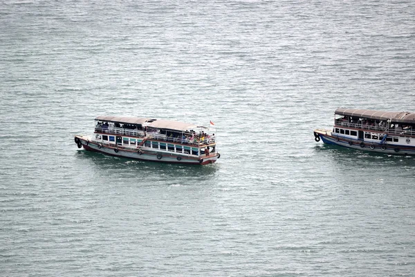 Barco de ferry en el lago toba —  Fotos de Stock