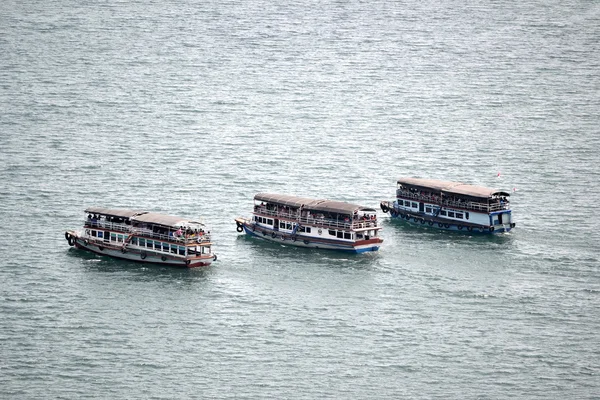 Barco de ferry en el lago toba —  Fotos de Stock