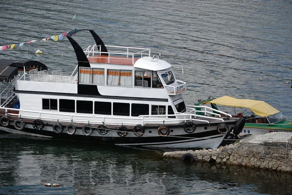 Barco de ferry en el lago toba —  Fotos de Stock