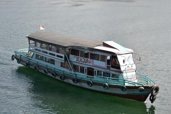 Barco de ferry en el lago toba — Foto de Stock