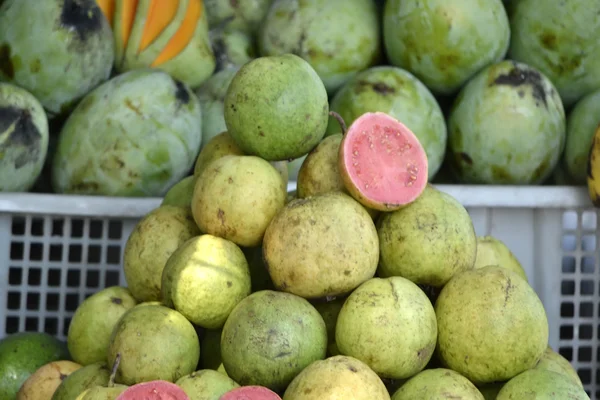 Guava and mango — Stock Photo, Image