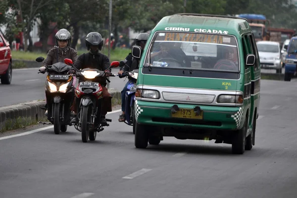 Angkot-transporte público en bandung — Foto de Stock