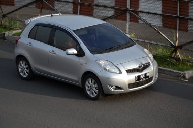 Gümüş renkli toyota yaris