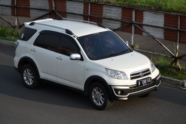 Beyaz renkli daihatsu terios
