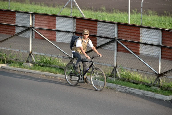 Homem andar de bicicleta — Fotografia de Stock