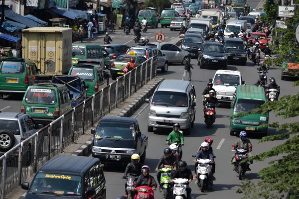 Lalu lintas sibuk di Bandung — Stok Foto