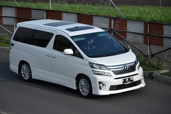 Vit färgade toyota vellfire — Stockfoto