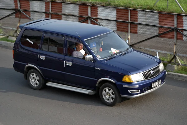 Toyota kijang EFI de color azul —  Fotos de Stock