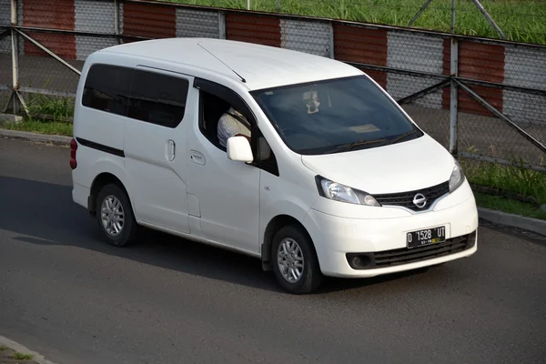 Bílé barevné nissan evalia — Stock fotografie