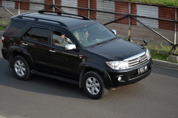 Svart färgade toyota fortuner — Stockfoto