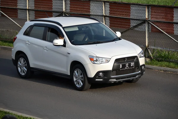 Bílé barevné mitsubishi outlander sport — Stock fotografie