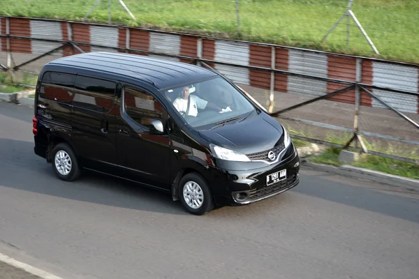 Černé barevné nissan evalia — Stock fotografie