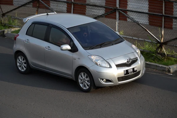 Silver colored toyota yaris — Stock Photo, Image