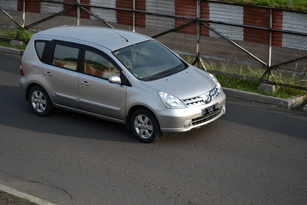Gümüş renkli nissan grand livina