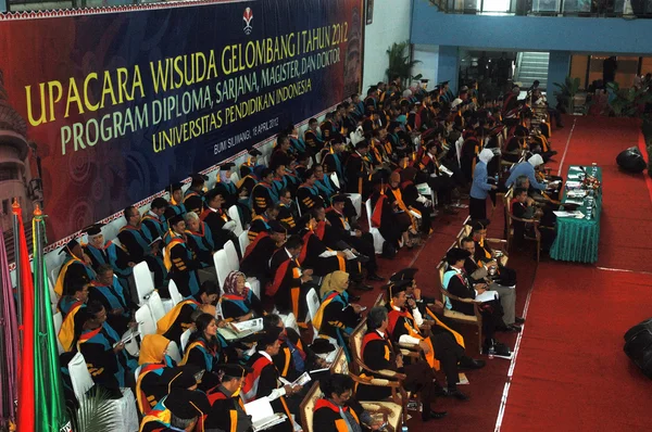 Afstuderen aan een universiteit — Stockfoto