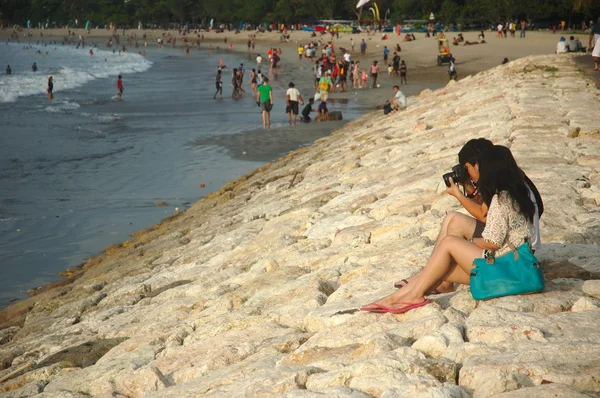 Az emberek a kuta beach — Stock Fotó