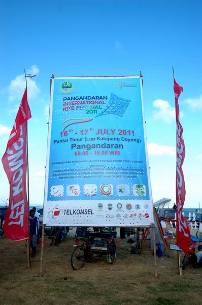 Pangandaran mezinárodní kite festival billboard — Stock fotografie