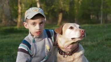 Labrador çocuk ile