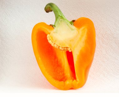 beyaz zemin üzerine tatlı biber yarısını