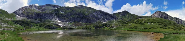 Panoramica di un lago alpino alta di montagna