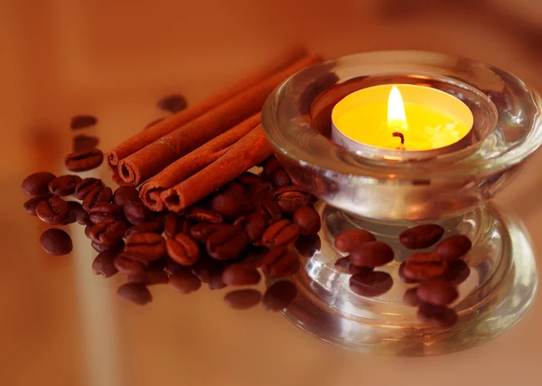 Romantic background with candles, coffee beans and cinnamon — Stock Photo, Image