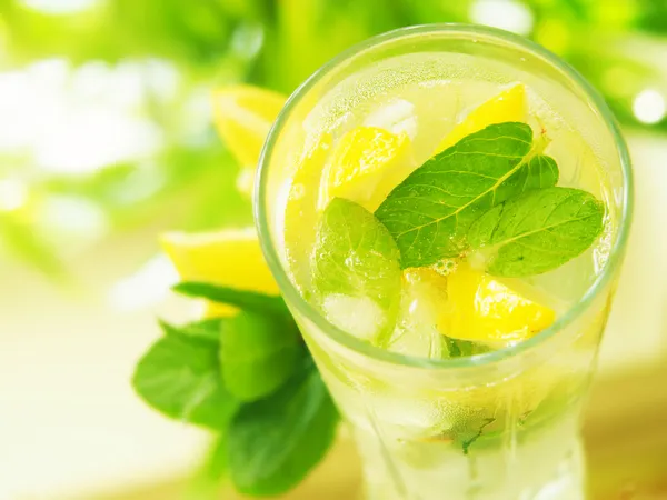 Een glas water met citroen en mint — Stockfoto