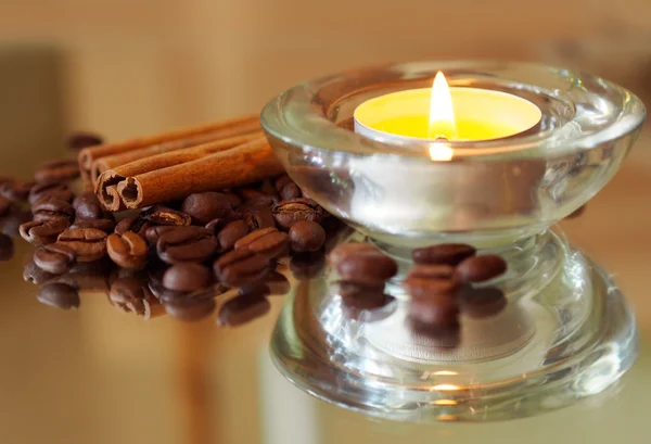 Romantischer Hintergrund mit Kerzen, Kaffeebohnen und Zimt — Stockfoto