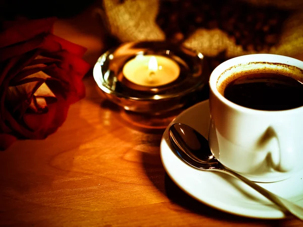 Ρετρό φόντο με ένα φλιτζάνι καφέ, κεριά και τριαντάφυλλο — Φωτογραφία Αρχείου