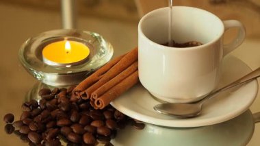 kahve fincan su akar