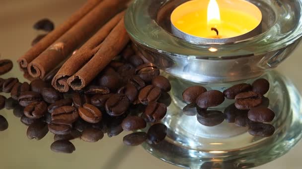 コーヒー豆、シナモンやキャンドルでロマンチックな背景 — ストック動画