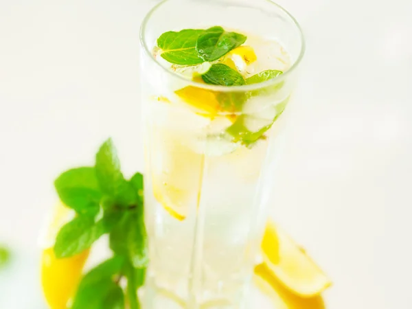 Ett glas mineralvatten med citron och mynta — Stockfoto