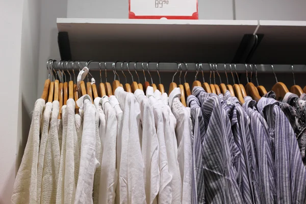 Kleding in de winkel — Stockfoto