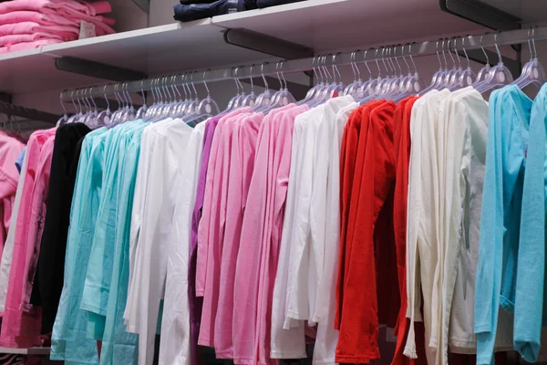 Ubrania w sklepie — Zdjęcie stockowe