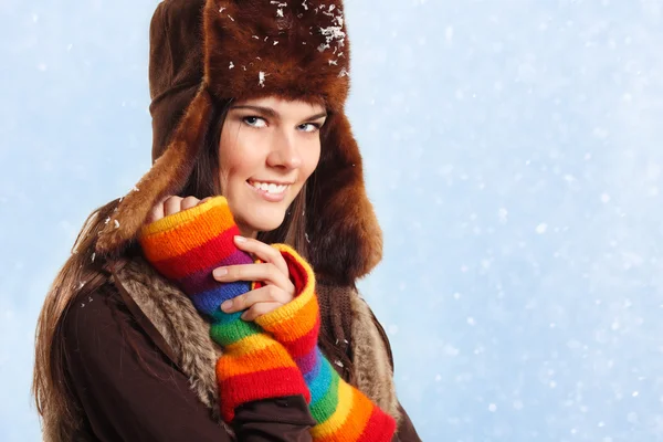 Teennager meisje mooie glimlachend op winter sneeuw achtergrond — Stockfoto