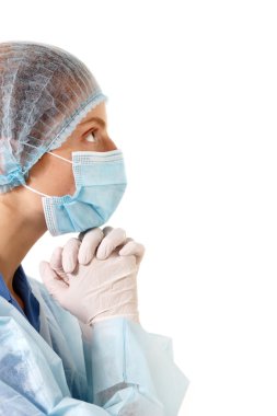 Doktor erkek üzerinde beyaz izole hastanede dua