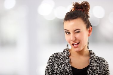 kadını koket flört göz kırpıyor