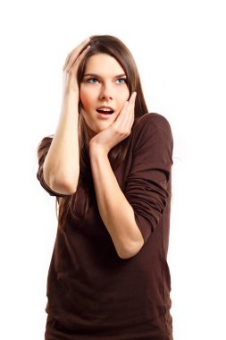 Beyaz arka plan üzerinde izole sürpriz çekici genç kız